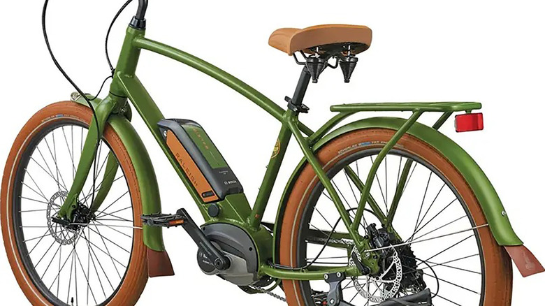 A Raleigh Retroglide Royale 2.0 iE e-bike in green and tan on a white background.