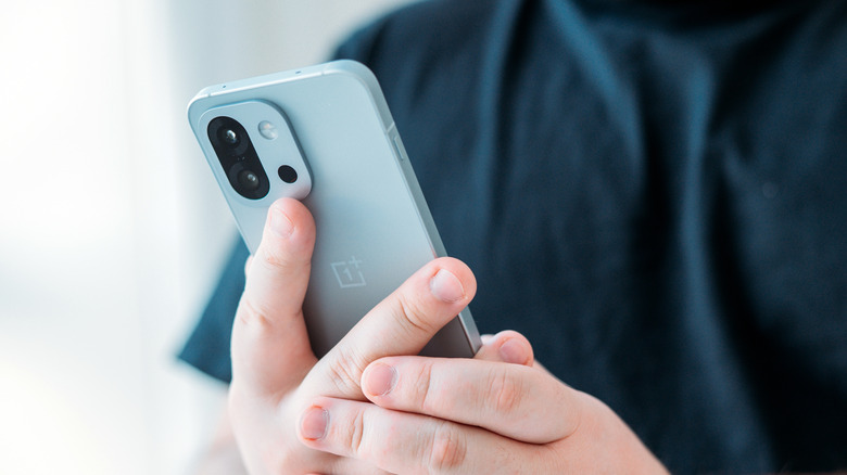 Person holding a OnePlus phone