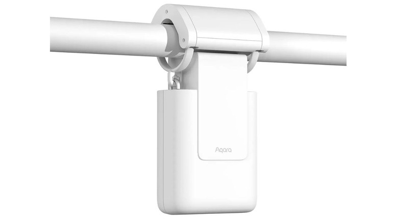 Aqara Curtain Driver E1 attached to a curtain rod on a white background.