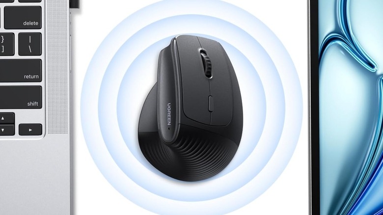 An illustration showing the UGREEN Ergonomic Wireless Mouse in between an iPad and a MacBook with circles in the background