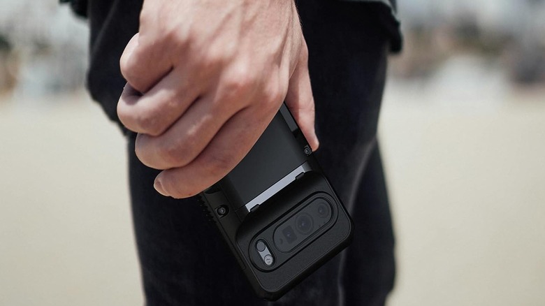 A closeup of an person holding the VRS Design Damda Glide Pro for Pixel 10 in their right hand