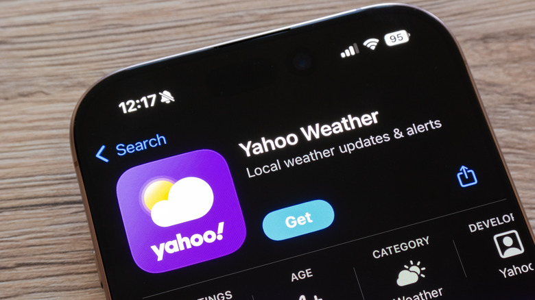Yahoo Weather Play Store app listing with dark theme