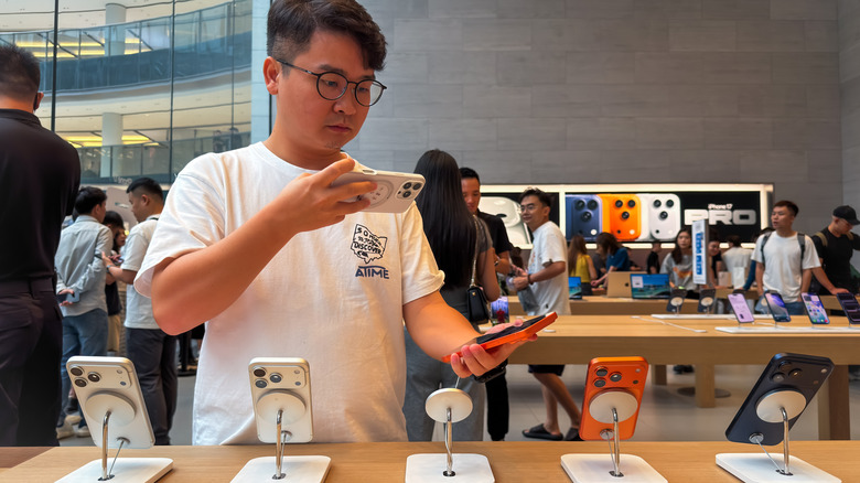 The iPhone 17 Pro models on MagSafe stands in an Apple store.