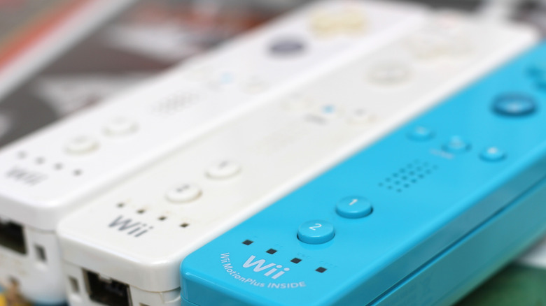 A row of Wimotes, including a blue one.