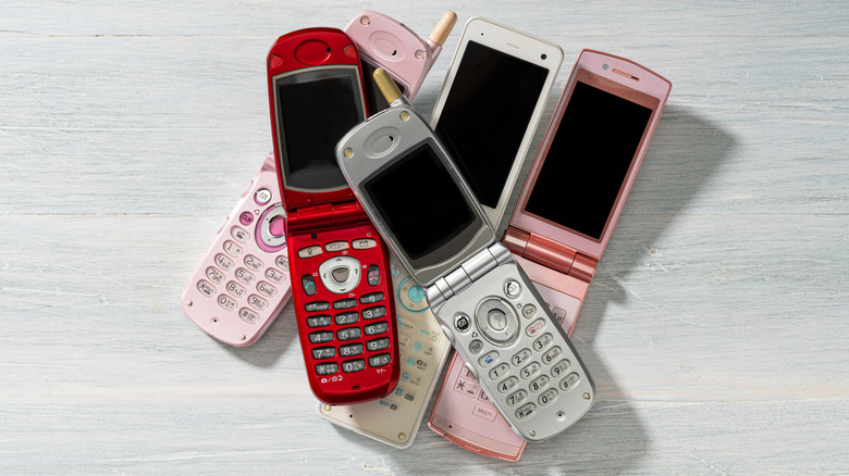 A pile of various flip phones.