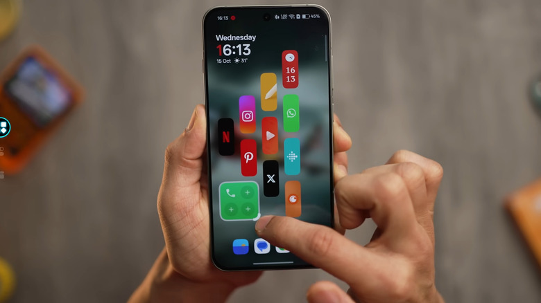 Hand resizing phone app icon on the OnePlus home screen