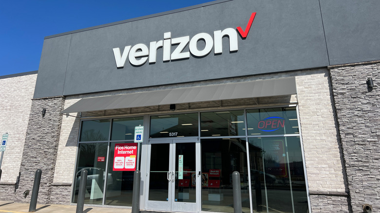 The front of a Verizon store.
