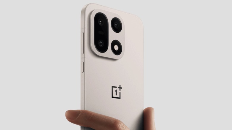 The OnePlus 15 in hand.