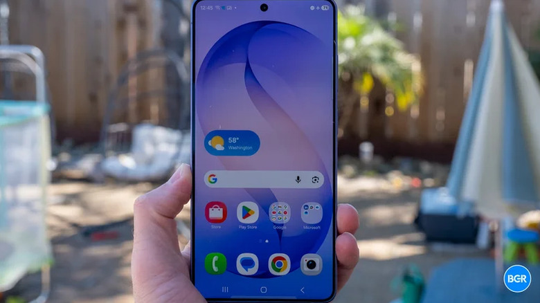 Close-up of smartphone screen of Galaxy S26 Ultra