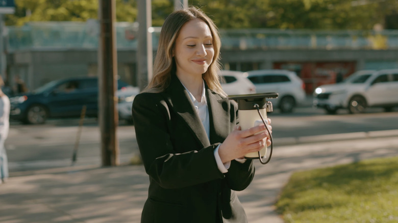 A woman holding the Appesso AmpMug
