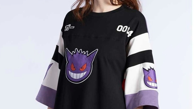 Woman wearing Pokémon JimmyPaul by Difuzed Gengar Heavy Jersey T-Shirt