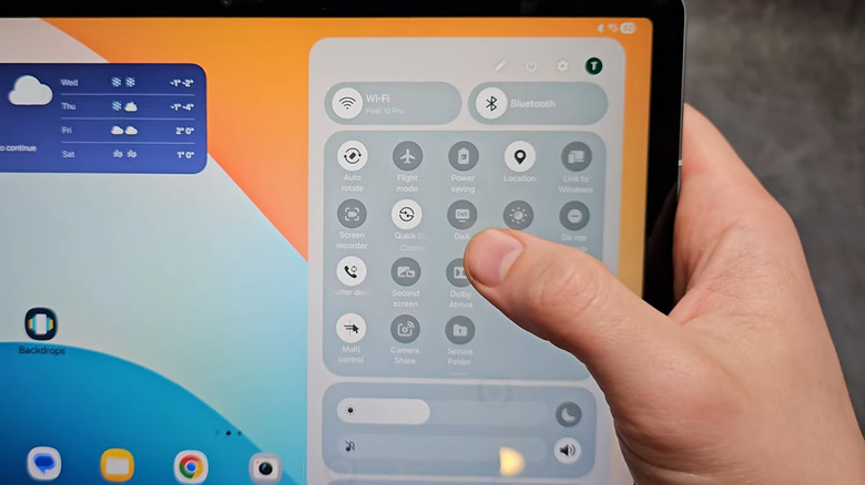 A thumb pointing to DeX in the Quick Settings on a Galaxy tablet