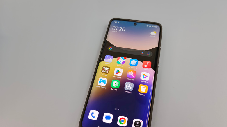 Android phone showing apps, including a Themes app that lets users change look of device