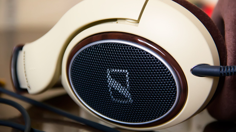 Sennheiser HD 599 SE Open-Back on a distorted Sennheiser logo background.