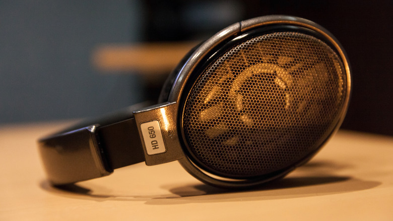 Sennheiser ACCENTUM Wireless on a distorted Sennheiser logo background.