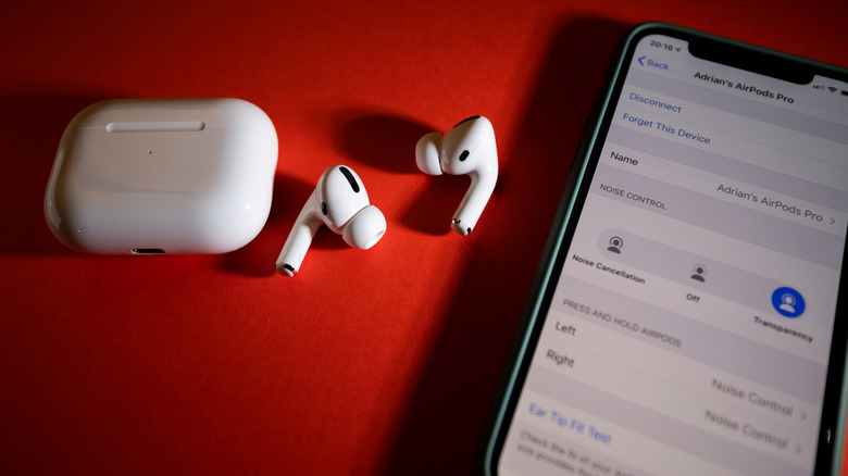 AirPods Pro connected to an iPhone showing the transparency and noise cancellation modes