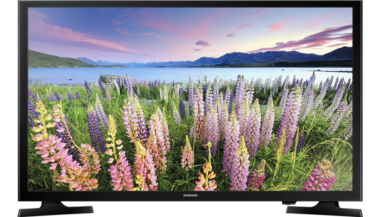 Samsung UN40N5200 with white background