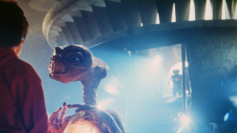 Elliott and ET saying goodbye in front of a spaceship