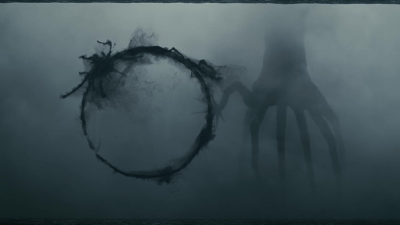 Heptapod alien forming a circular ink symbol on the glass barrier during first contact in Arrival (2016).