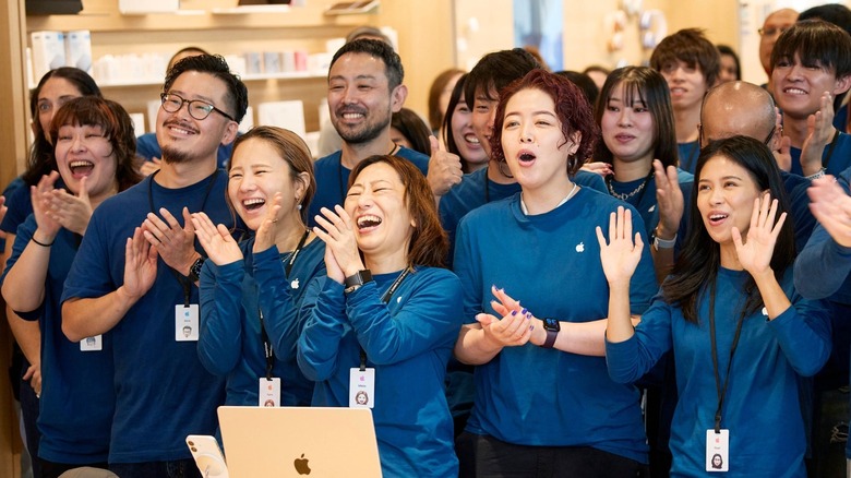 Apple Retail staff clapping at the Ginza store in Japan
