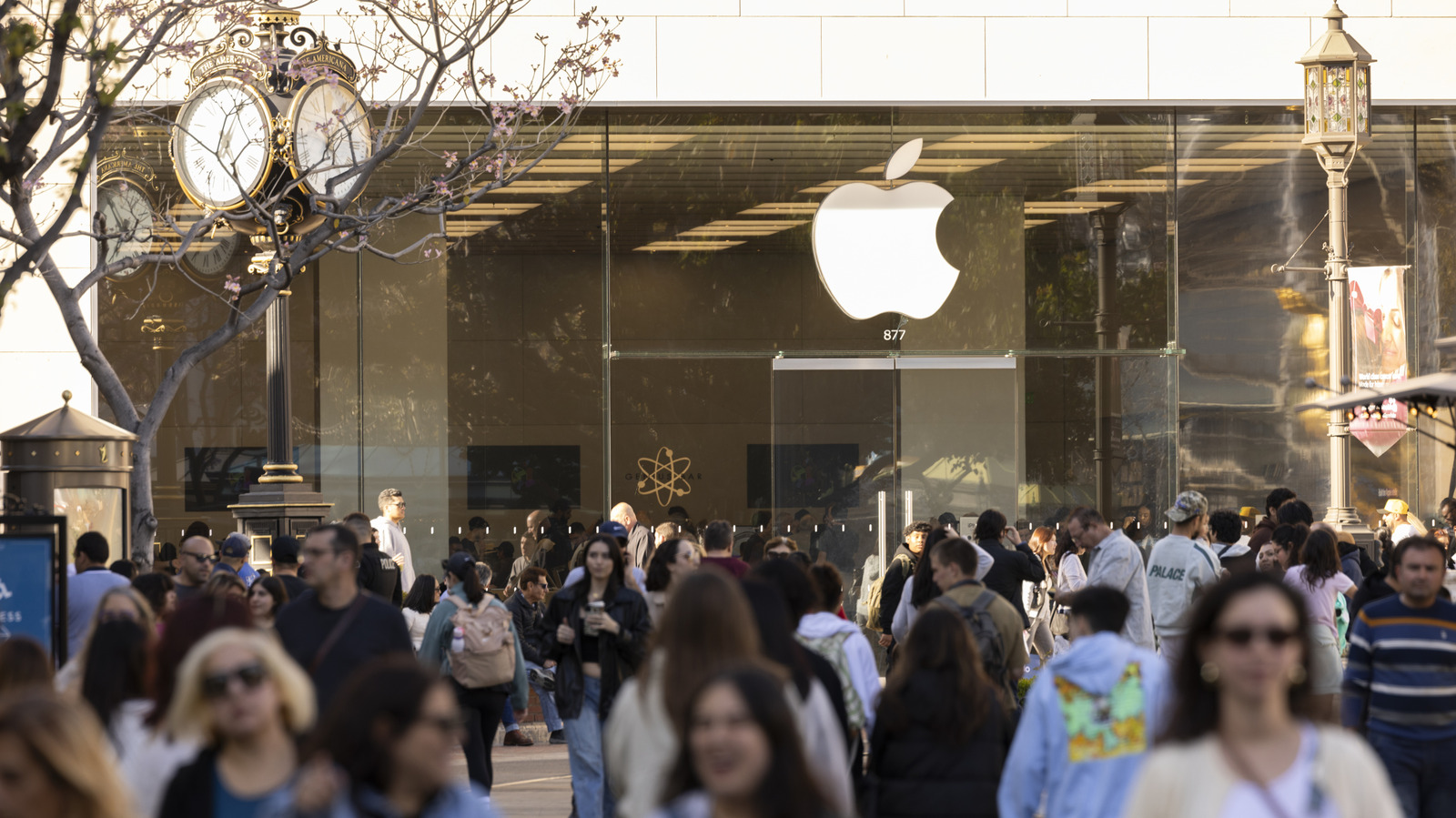 5 Secrets Only Apple Store Employees Know