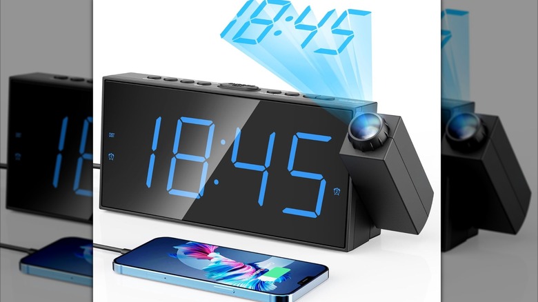 The Mesqool digital projection alarm clock.