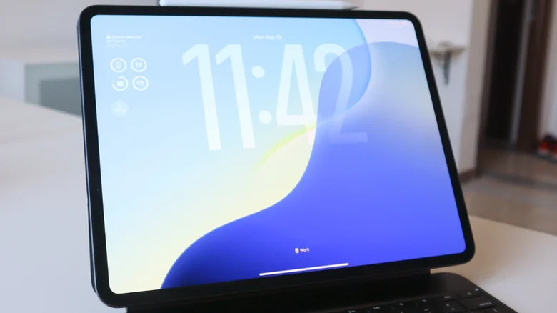 iPadOS 26 Lock Screen.