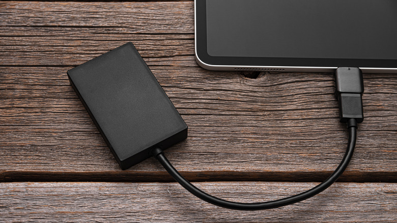 A memory card or external hard drive is connected to the Tablet PC.