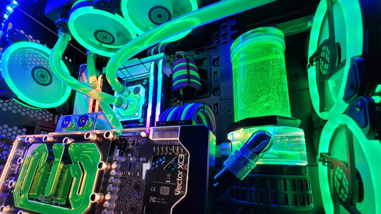 Custom liquid cooling loop with a large reservior