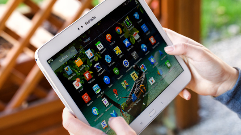 Hands holding a Samsung galaxy tablet