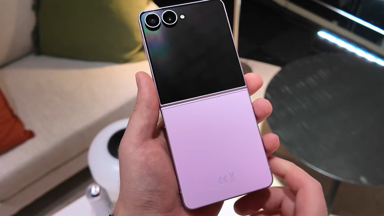 Person holding a Samsung Galaxy Z Flip 8 phone