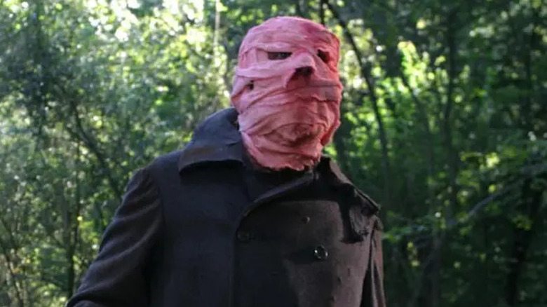Hector with his face covered in red bandages in "Timecrimes."
