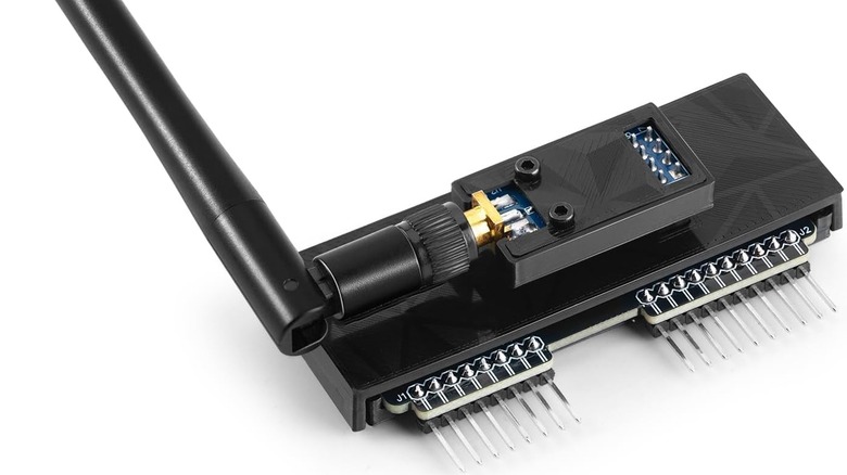 The GEEKEYES CC1101 RF Module with Antenna.