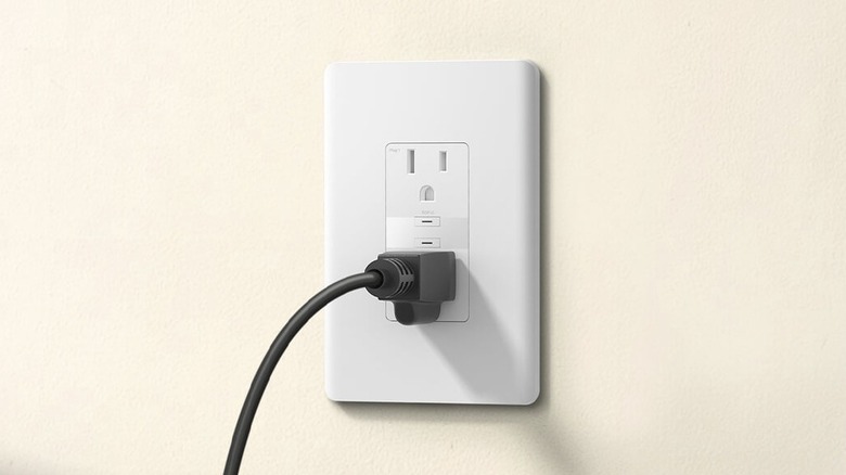 Tapo Smart In-Wall Outlet P210M with a connected plug