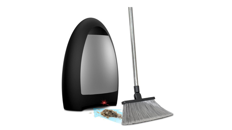 Stationary EyeVac vacuum in black and grey