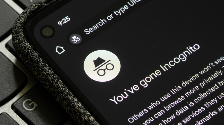 A phone screen showing that a private incognito browser window is open