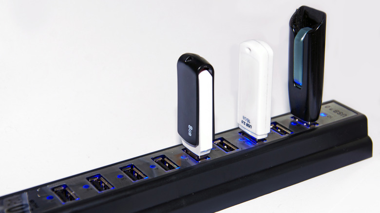 powered USB hub with three USB sticks plugged in