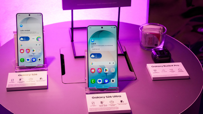 Samsung Galaxy S26 and S26 Ultra models at a store