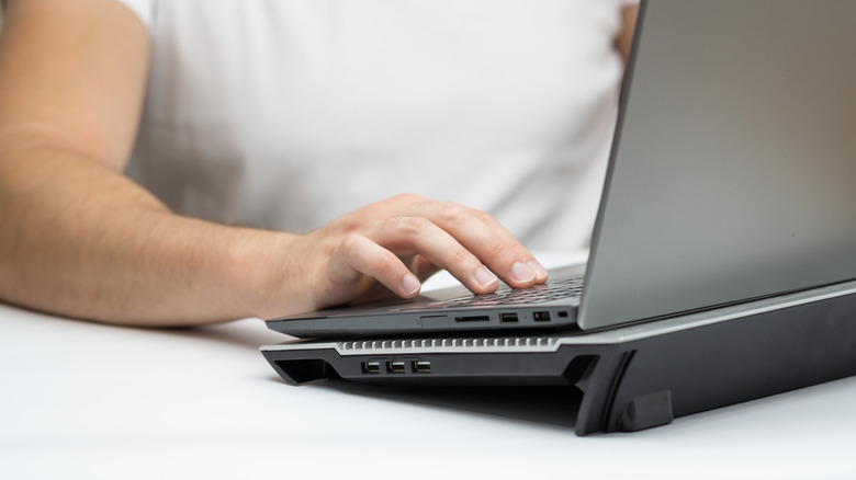 Using an extrnal cooler with a laptop.