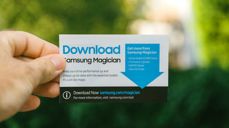 Man holding card with Samsung Magician instructions