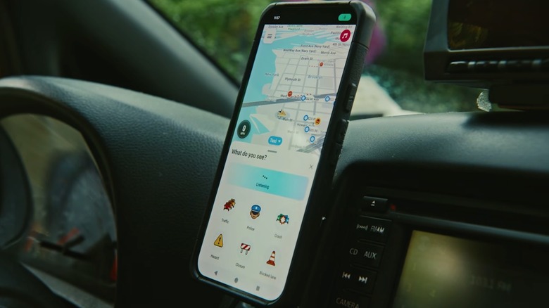 A driver using voice in Waze to report incidents on the road.