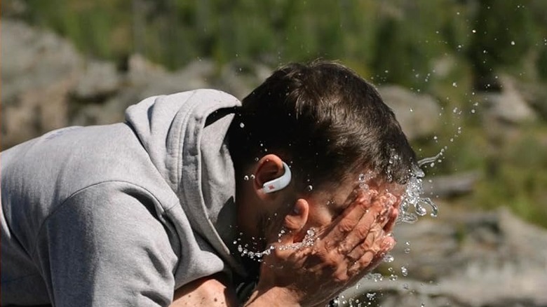 A man wearing the JBL Endurance Peak 4 outdoors.