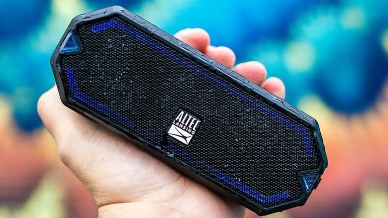 A person holding the Altec Lansing HydraBlast.