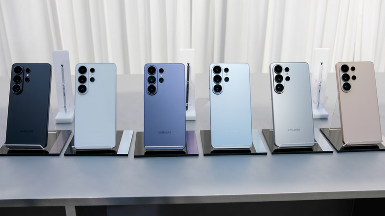 A display of Samsung Galaxy S26 phones in different colors lined up.
