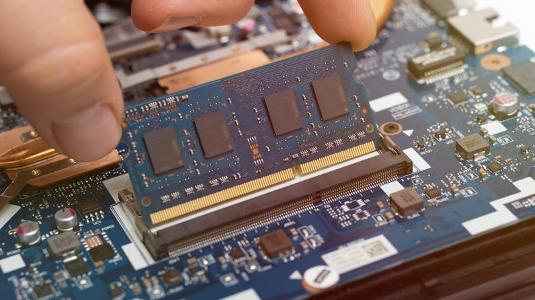 Replacing RAM module inside laptop