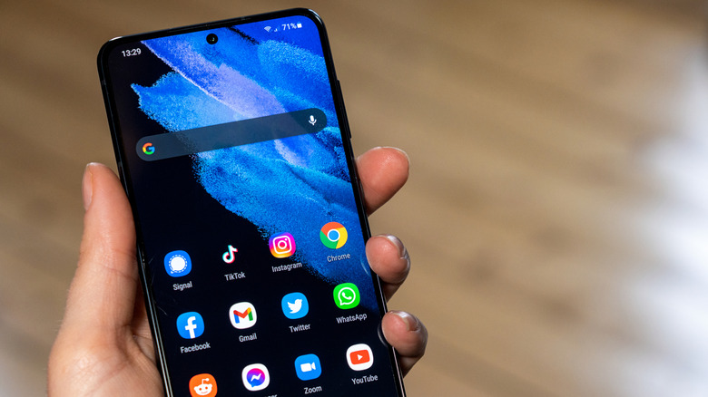 The home screen of the Samsung Galaxy S21