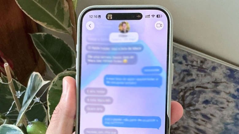 Messages app can have custom wallpapers on iOS 26