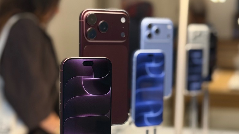 iPhone 18 Pro new colors displayed at an Apple Store