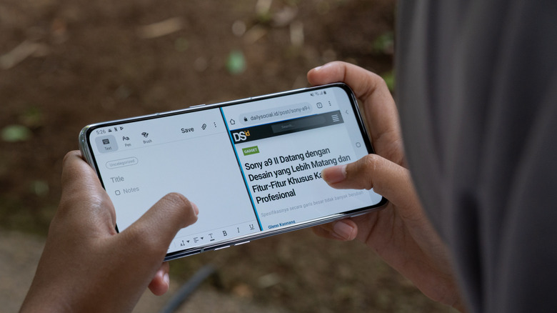 Person using two apps simultaneously on his android phone