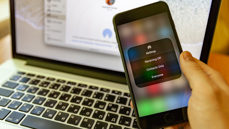 Using Airdrop on an iPhone in front of a Macbook